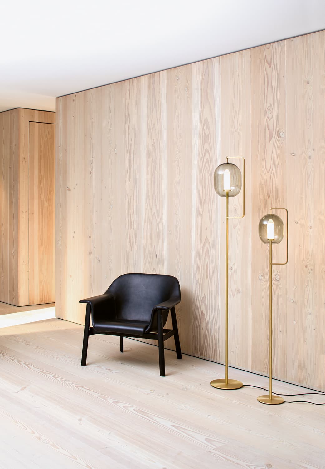 07_classicon_hassos-sedan-lounge-chair-lantern-light-floor-lamp-verbreitert 07_classicon_hassos-sedan-lounge-chair-lantern-light-floor-lamp-verbreitert